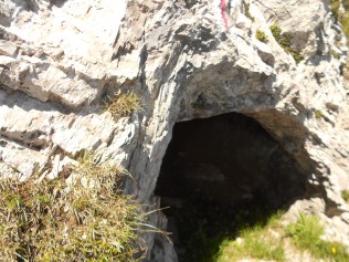 Caverna-rifugio con targa del CAI di Ceva